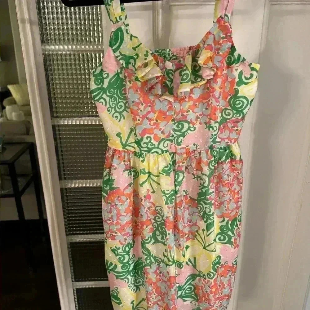 Lilly Pulitzer sleeveless floral dress with ruffled V-Neck Size 6 Stunning.
